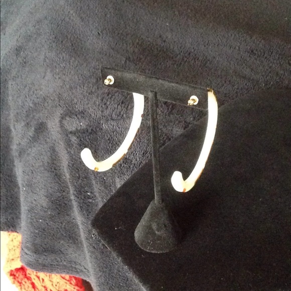 Vintage white Lucite & faux amber inlay hoops - Picture 5 of 7